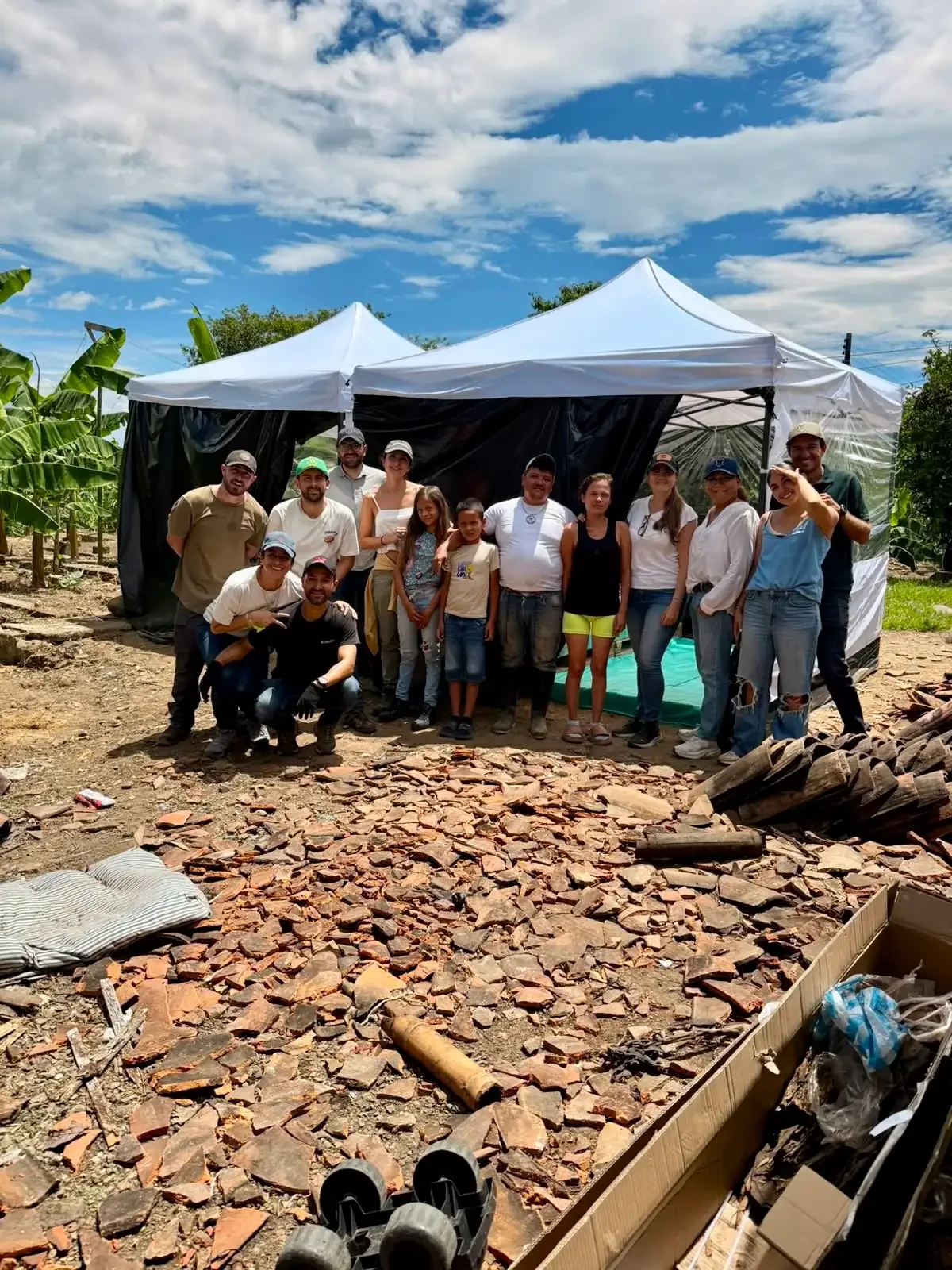 Un grupo de personas frente a los albergues temporales instalados en el territorio.