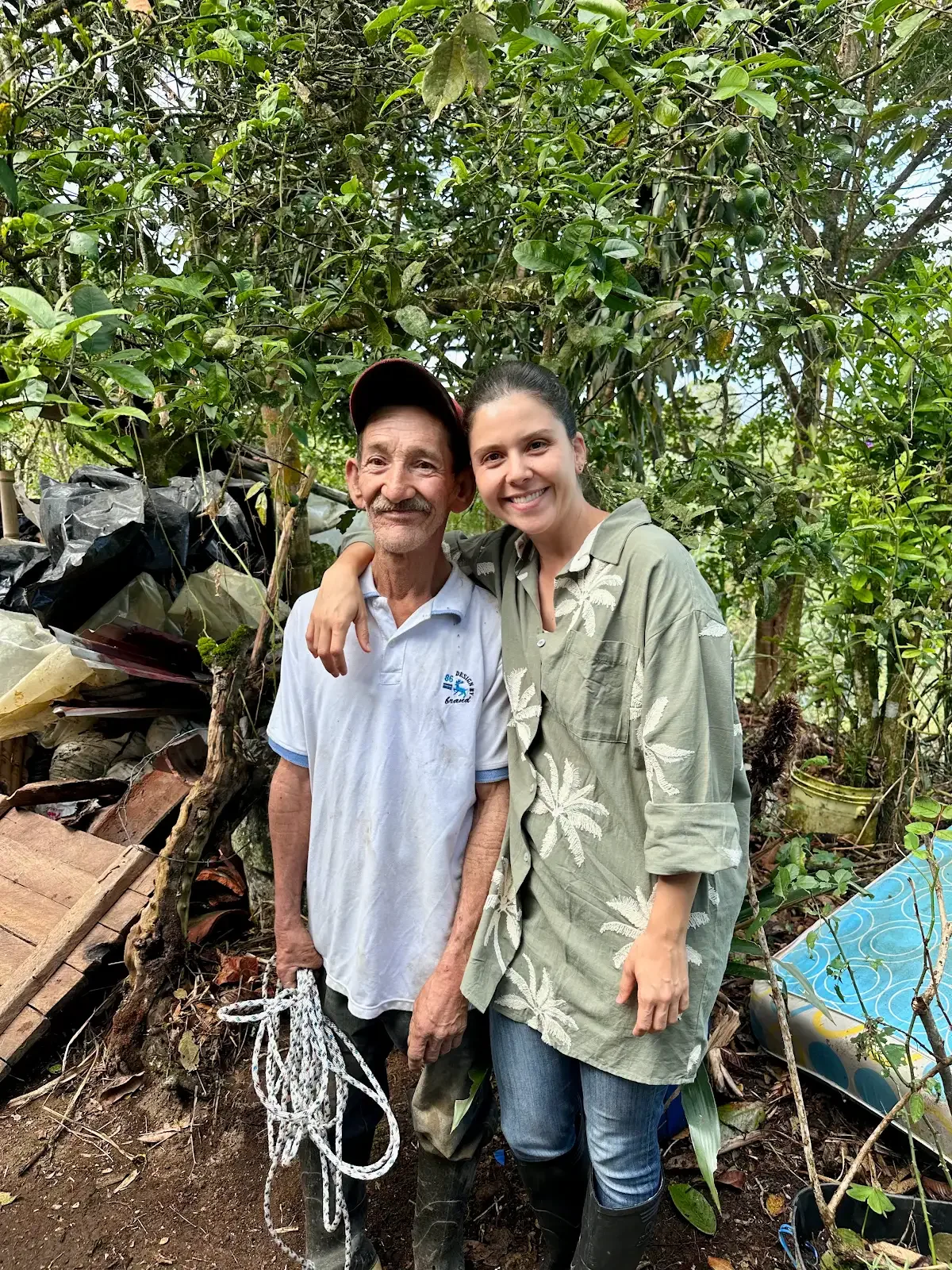 Una mujer y un hombre durante una visita en territorio rural, rodeados de vegetación.