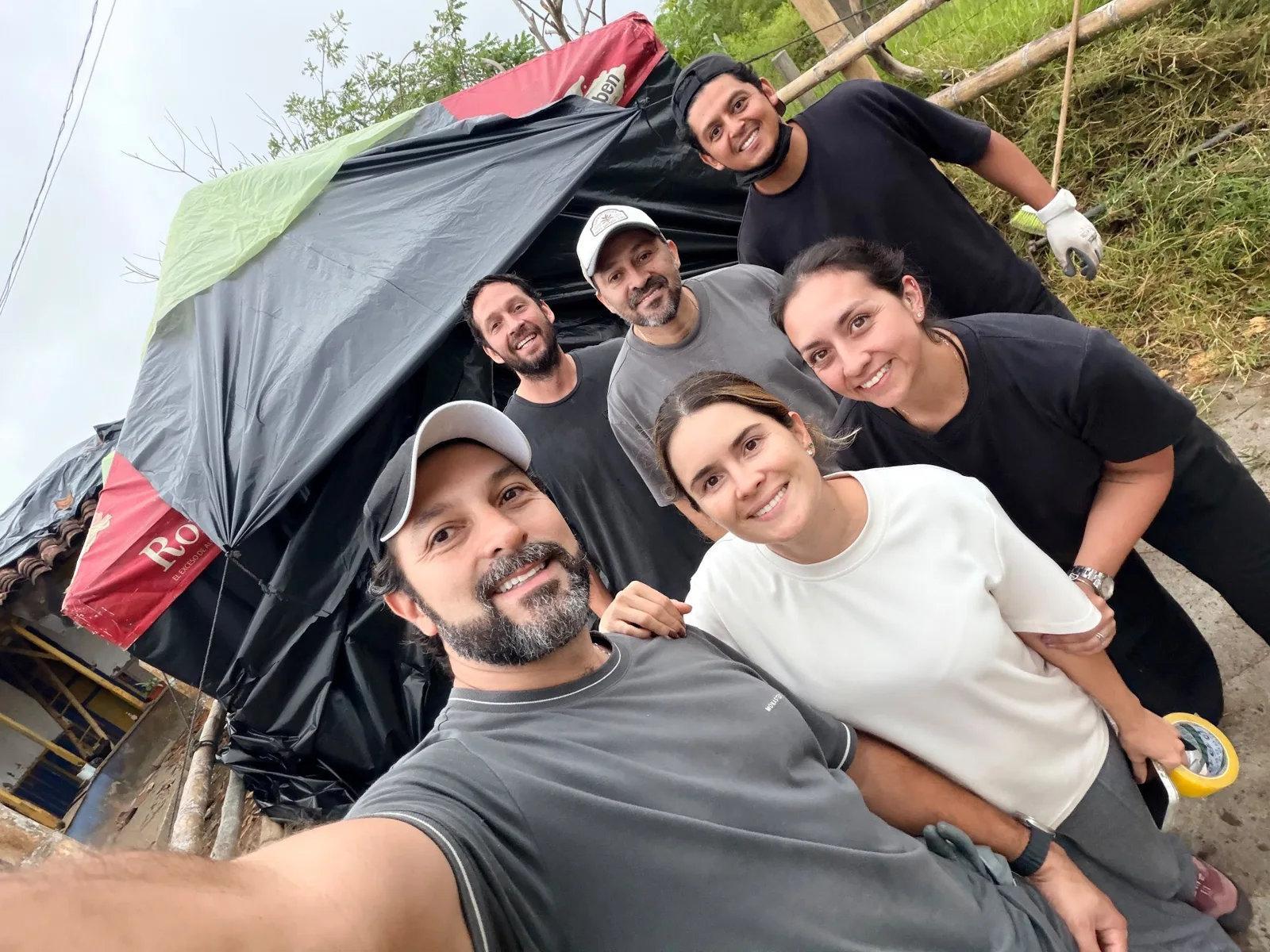 Personas del equipo durante una jornada de trabajo junto a una estructura de guadua.